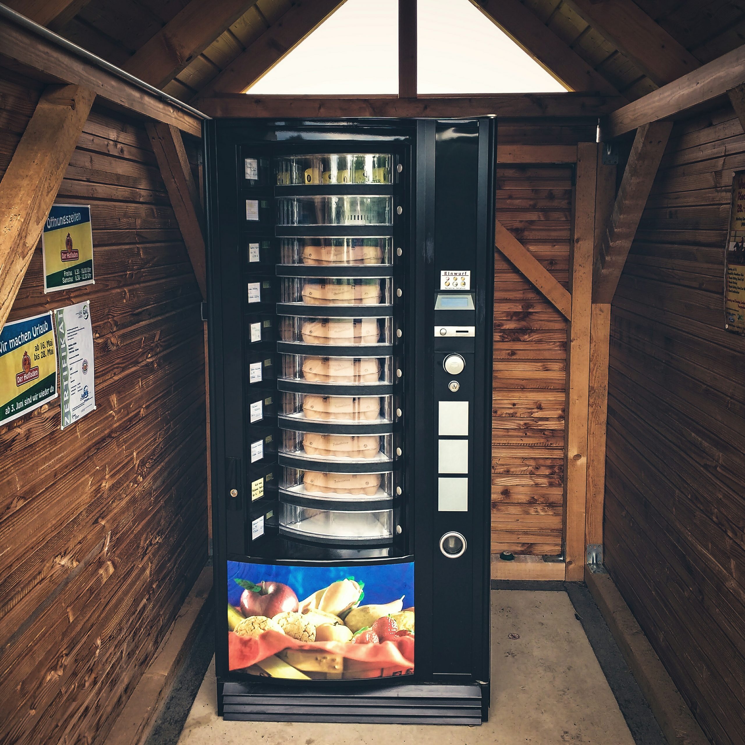 snacks-vending-machine-wooden-cabin (1)
